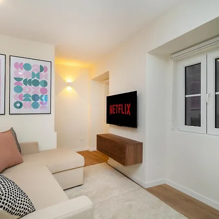 Whome Explore From A Cozy Base In Alfama Daire Lisboa