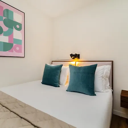 Whome Explore From A Cozy Base In Alfama Лісабон